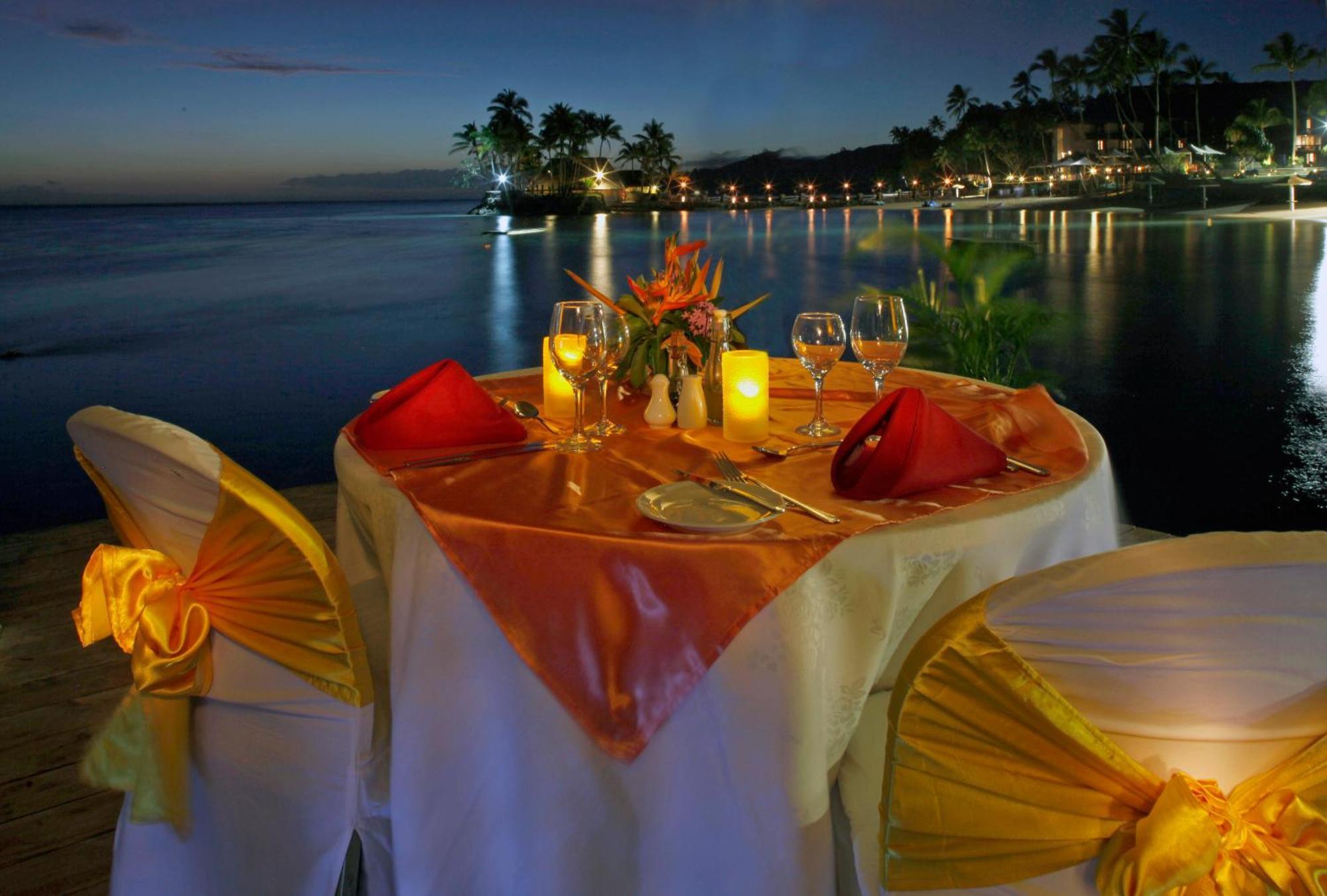 더 워릭 피지 코로레부 외부 사진 A table set for dinner