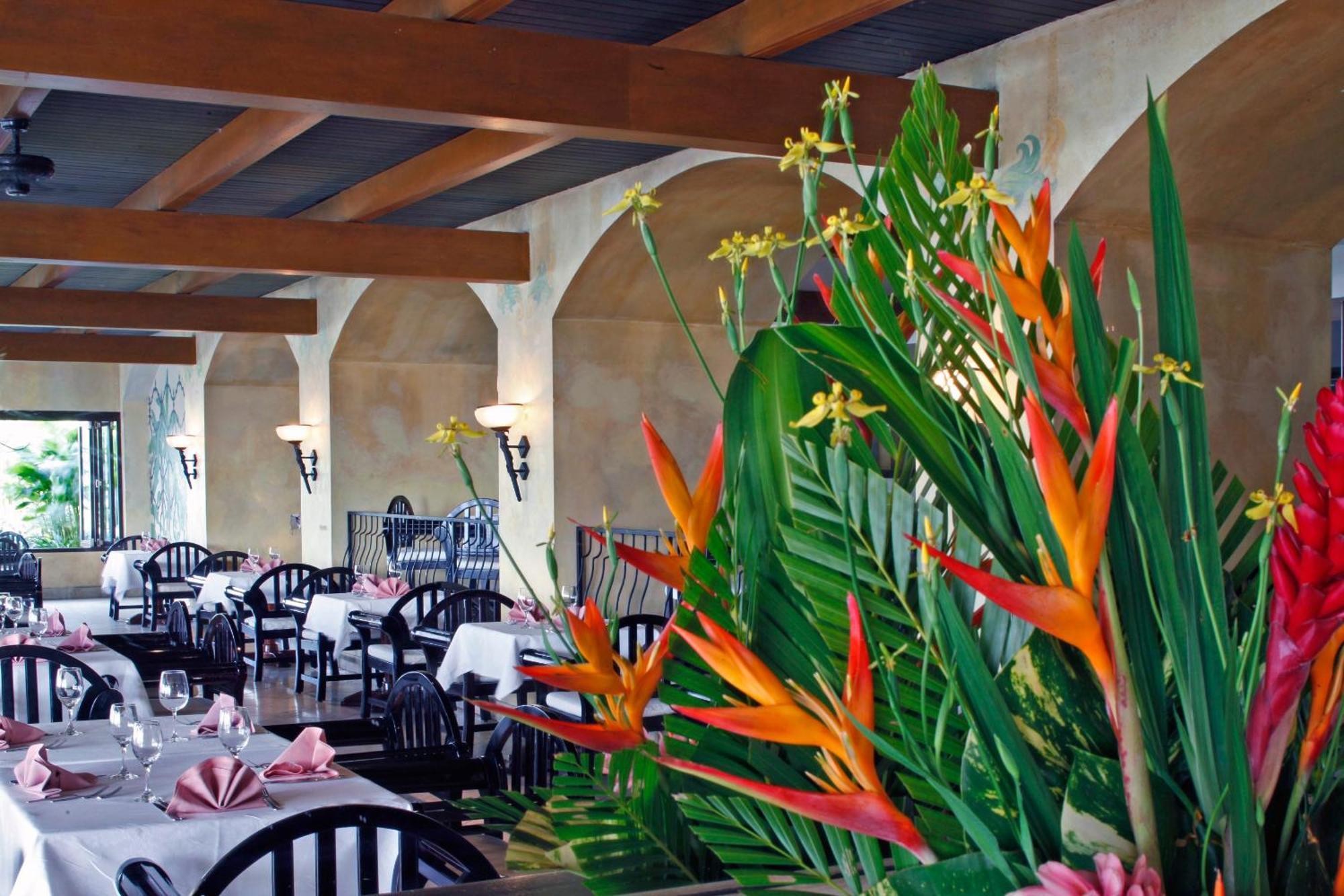 더 워릭 피지 코로레부 외부 사진 Interior of the restaurant