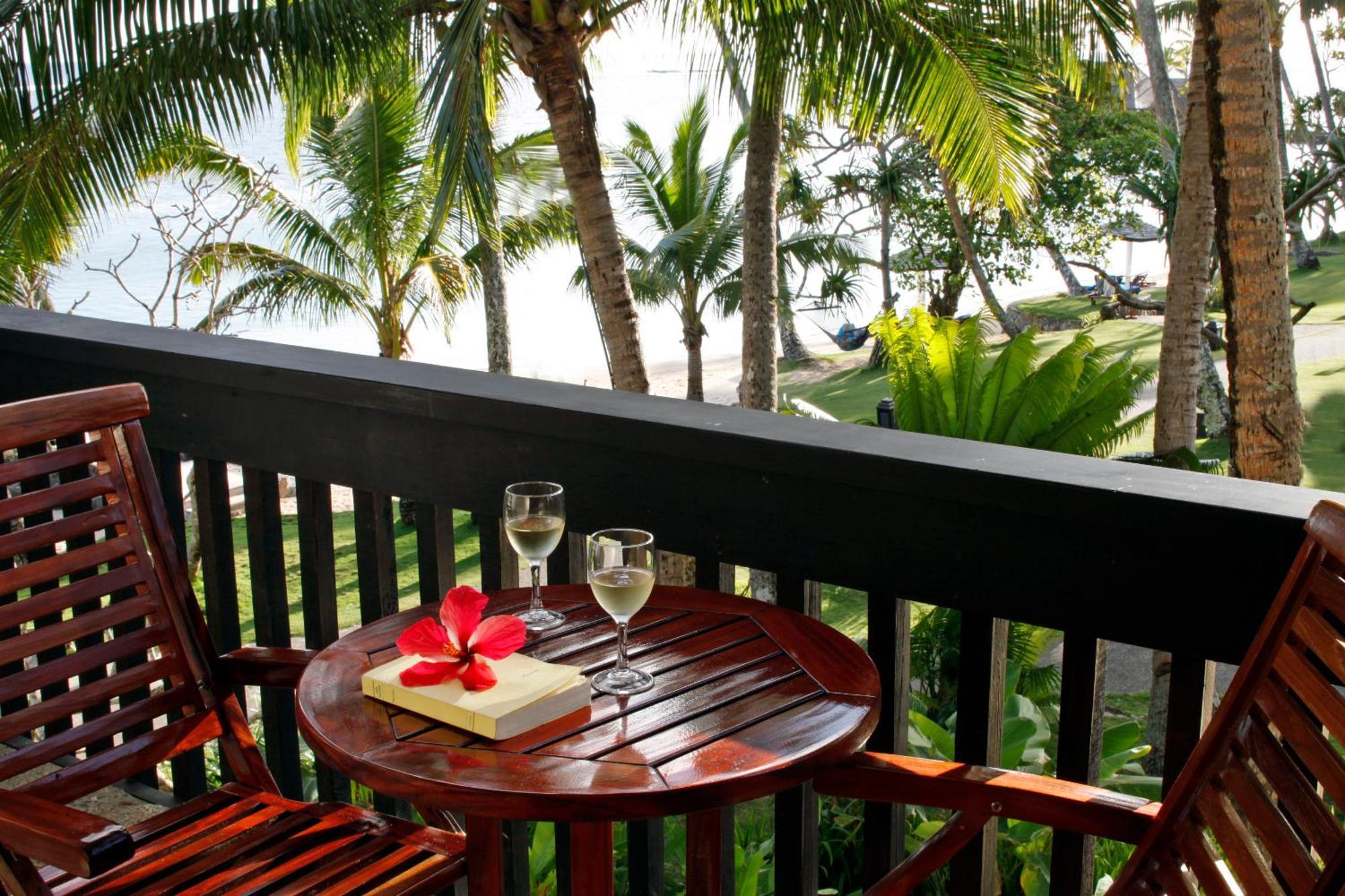더 워릭 피지 코로레부 외부 사진 A balcony at the resort