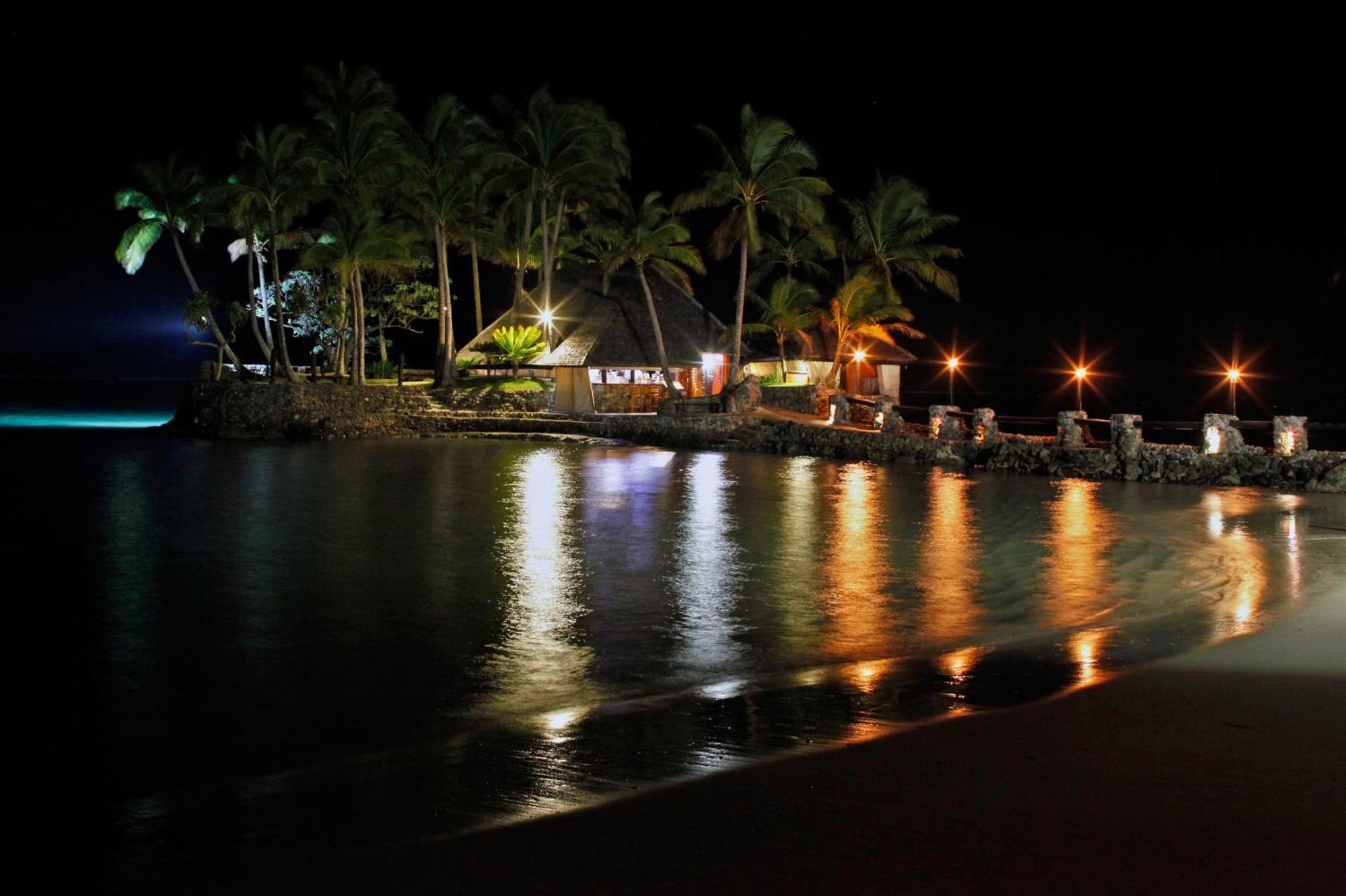 더 워릭 피지 코로레부 외부 사진 Night view of the beach