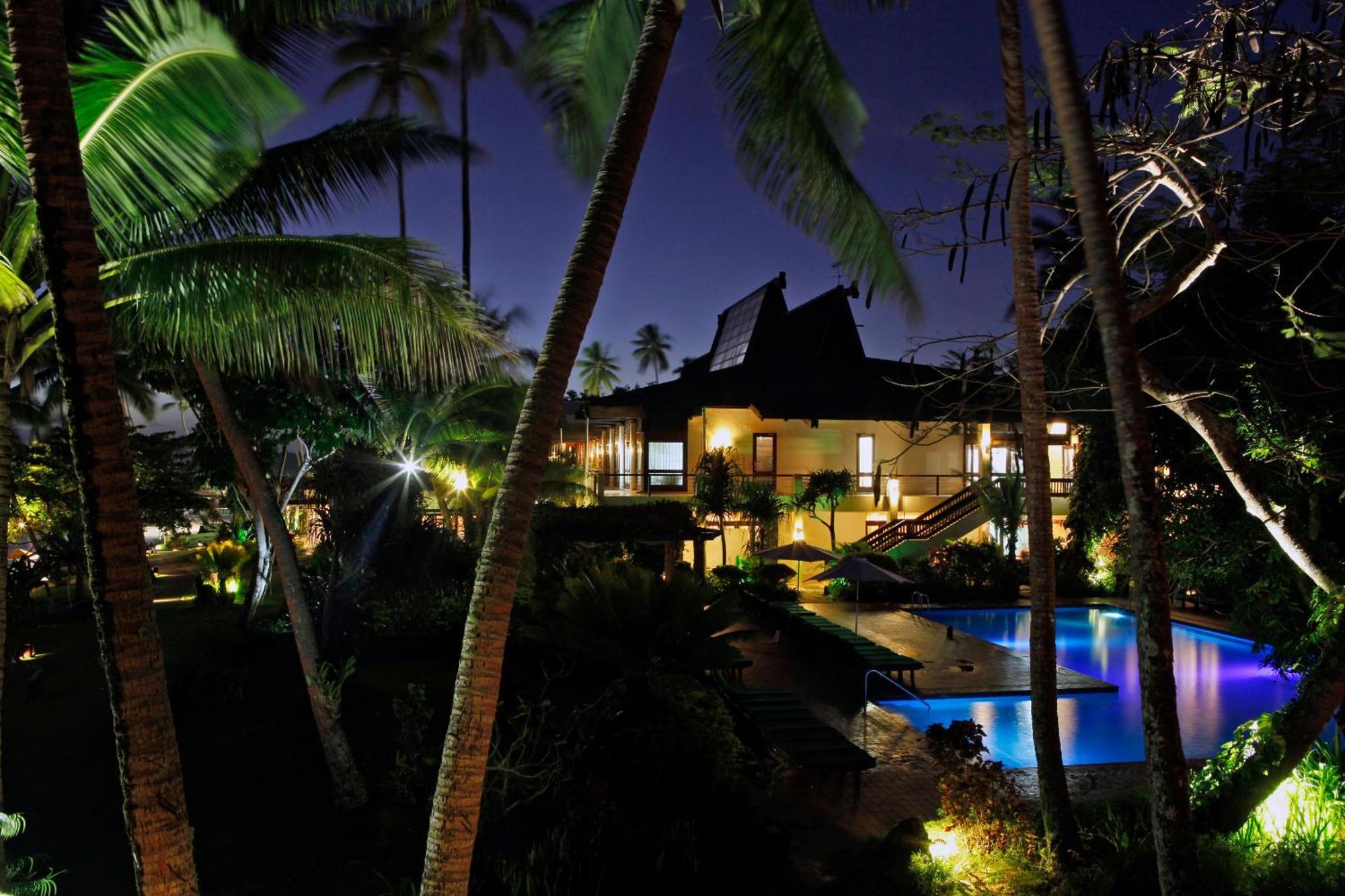 더 워릭 피지 코로레부 외부 사진 The resort at night