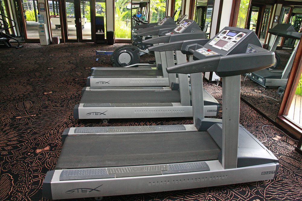 더 워릭 피지 코로레부 외부 사진 Treadmills in a gym