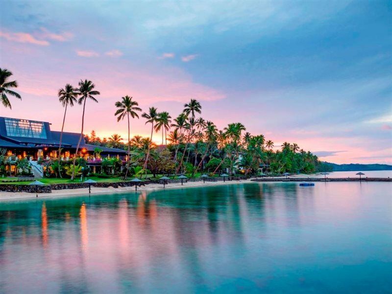 더 워릭 피지 코로레부 외부 사진 Sunset at the Four Seasons Resort
