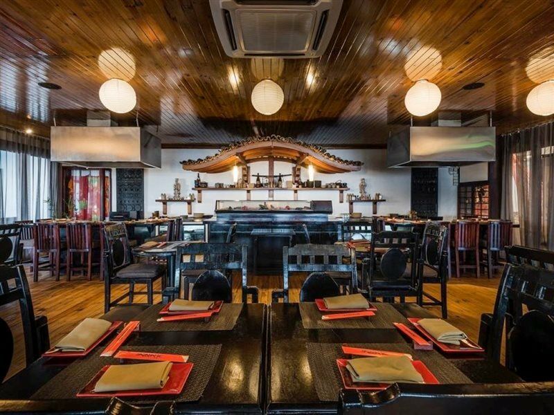 더 워릭 피지 코로레부 외부 사진 Interior of the restaurant