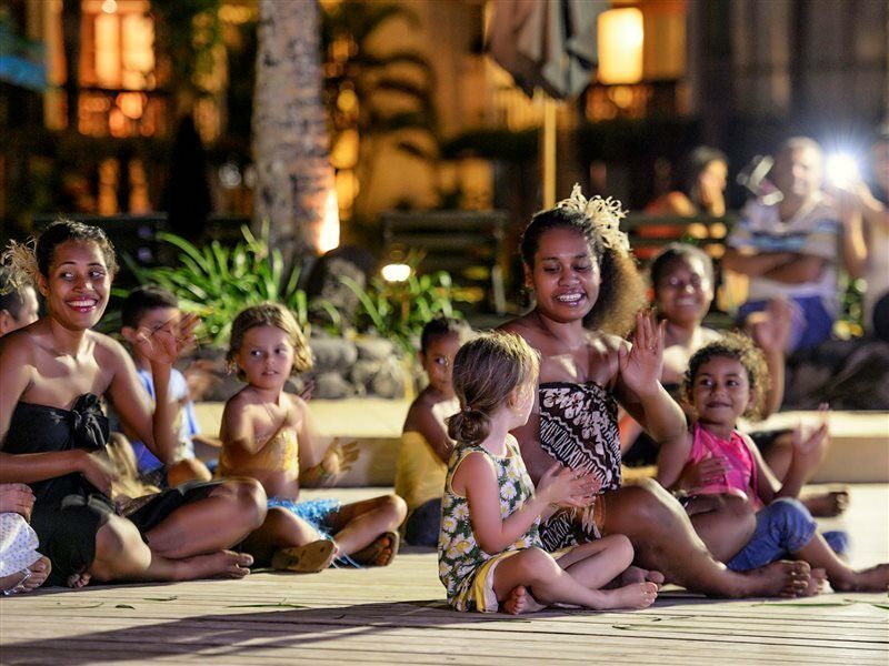 더 워릭 피지 코로레부 외부 사진 A family from the Cook Islands